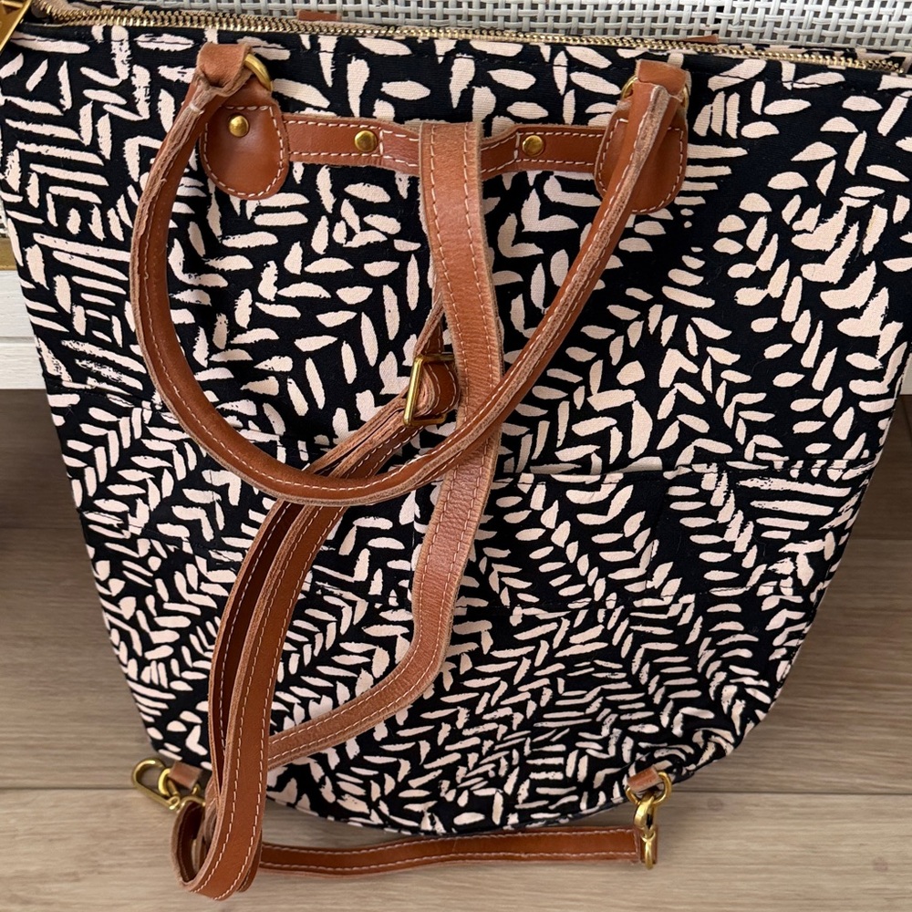 Stylish Black and Cream Tote Bag - Picture 5 of 7